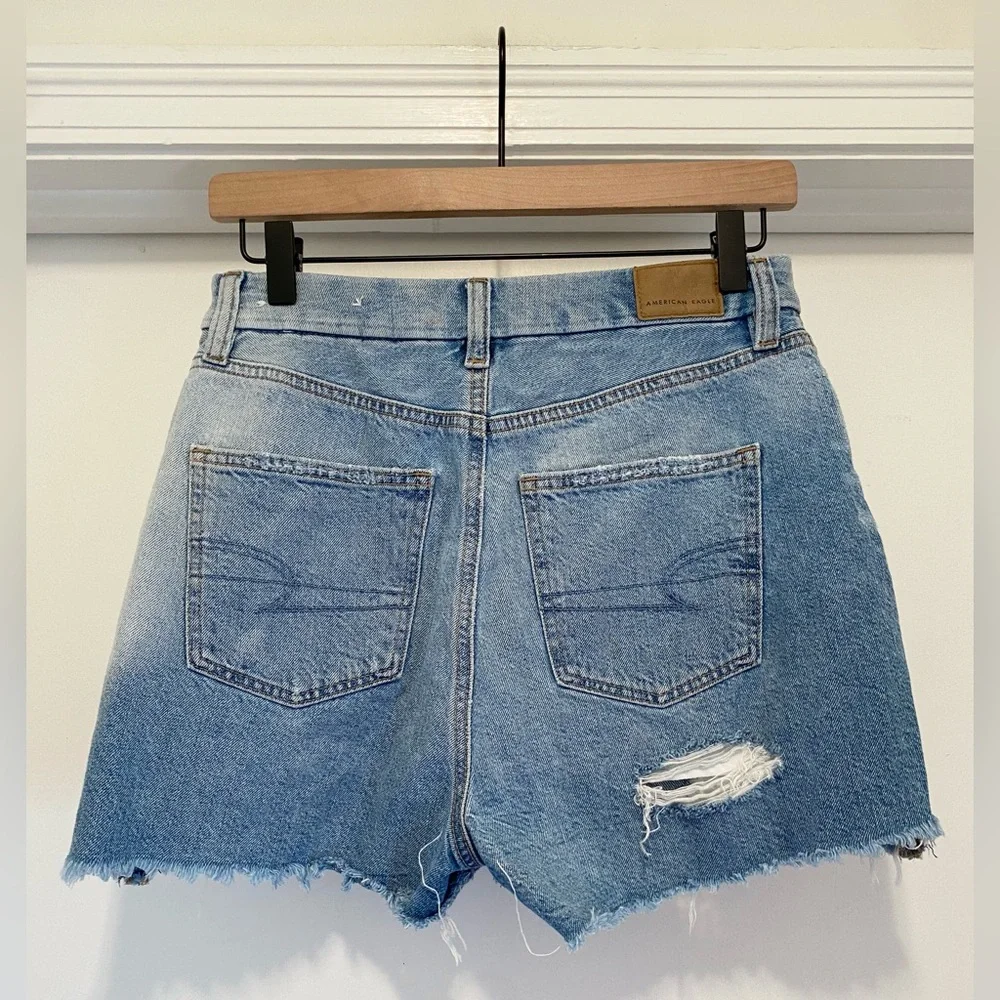 American Eagle Curvy Mom Short women’s size 2 high rise denim distressed